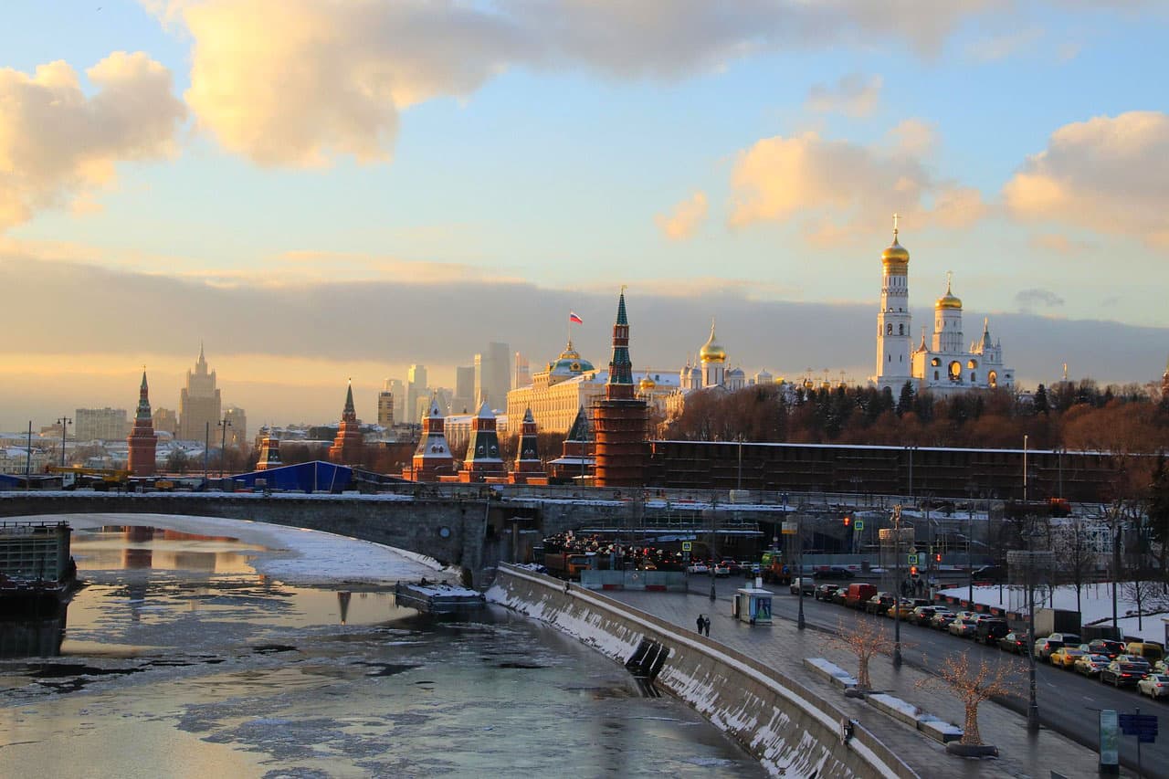 🎣 Рыбалка на Москве реке: Где Судак Охотится Под Небоскребами, а Голавль Теряет Осторожность в Тени Мостов