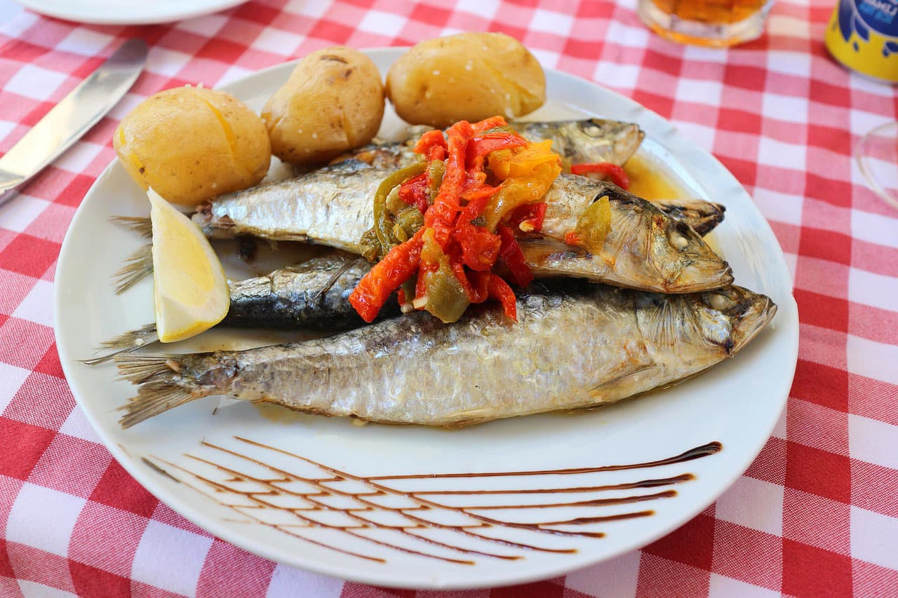 🐟 Сардины в духовке с лимоном: как превратить «рыбный фастфуд» в изысканный ужинИли история о том, как я перестал стыдиться сардин и открыл их скрытый потенциал. Как приготовить сардину